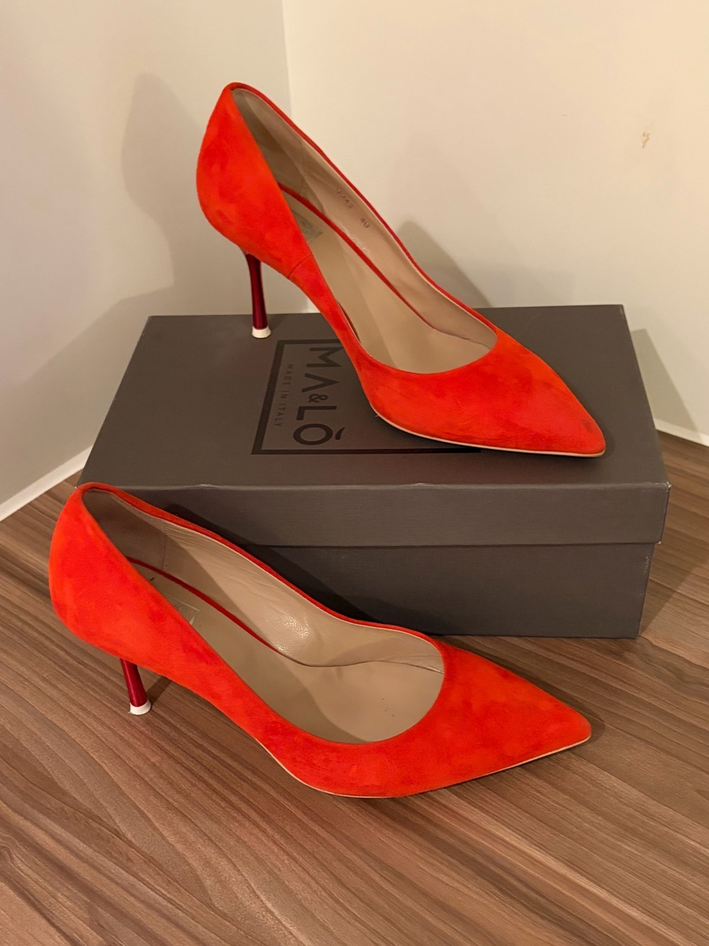 MA & LO size 10 orange suede pumps